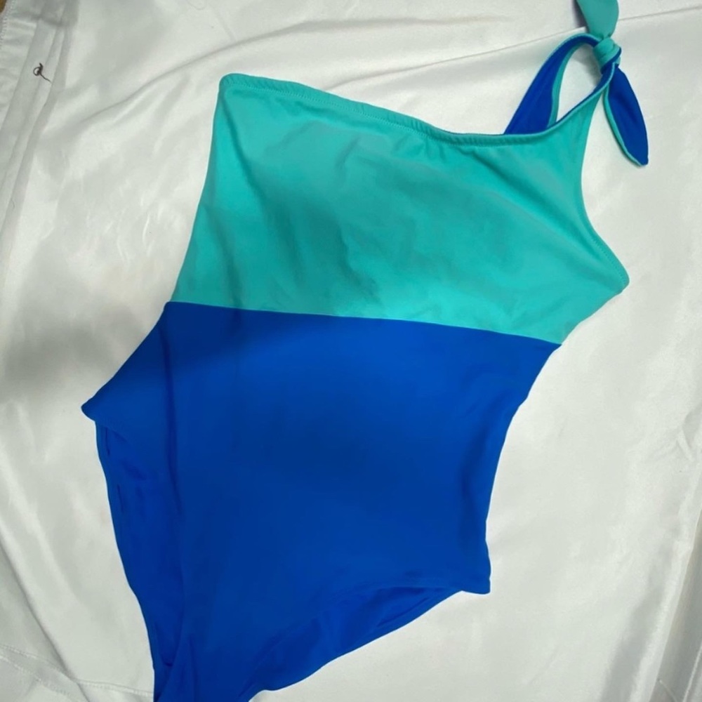 Swimsuit - Picture 3 of 6